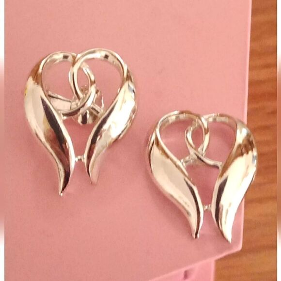 Vintage Coro Silvertone Heart Shaped Side Lobe Clip On Earrings - Picture 1 of 4